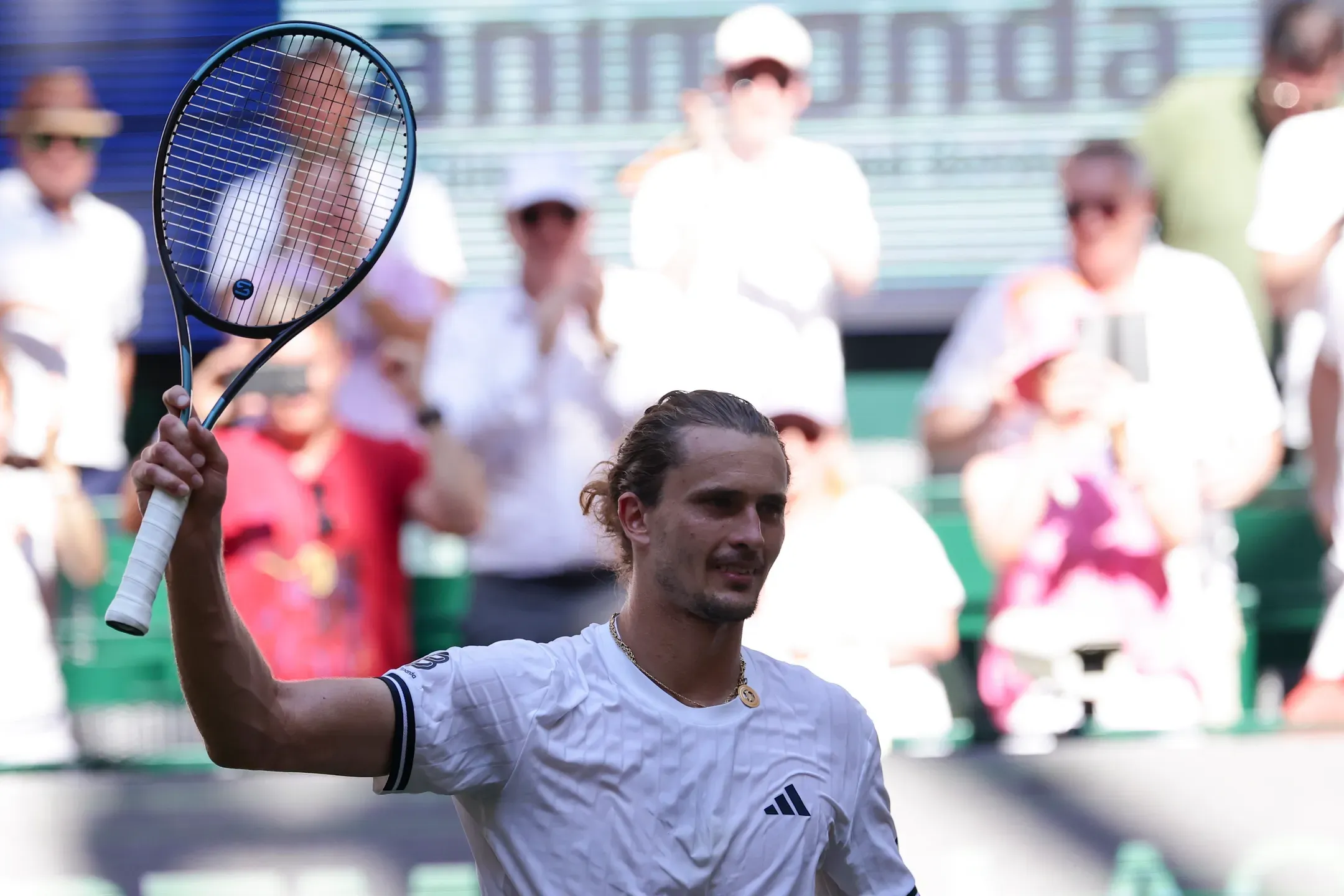 Zverev segue para a terceira ronda de Wimbledon